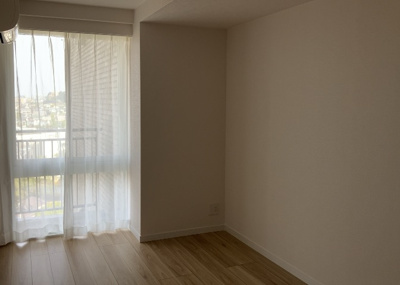 【寝室】 | エステ・スクエア成瀬壱番館 | 寝室でゆっくりと過ごすためにはベッド周りの適度な空間を担保することや窓の位置、照明の明るさ、寝室の広さなどを考える必要があります。自身や家族の構成とライフスタイルに併せて寝室にする部屋を選びましょう！