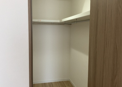 【収納】 | エステ・スクエア成瀬壱番館 | デザイン性を重視しすぎて収納が少なかった！なんてことにならないため、事前に現地で収納の数を確認しておくことをお勧めします。クローゼット以外にも床下収納や屋根裏収納、パントリーなどもチェックしましょう。