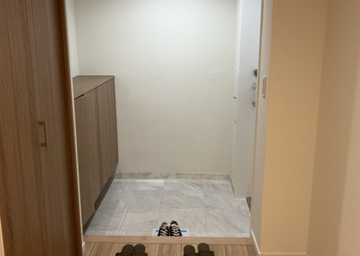 【玄関】 | エステ・スクエア成瀬壱番館 | 玄関は家の顔でもあり、家族以外の目にも止まる場所です。玄関は外との間を仕切る扉、靴などをしまっておく収納スペース、靴脱ぎのたたきスペース、来客とのやり取りをするドアホンなど複数のアイテムからなります。