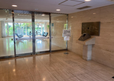 【エントランス】 | エステ・スクエア成瀬壱番館 | マンションのエントランスには、もともと風よけや防犯の役割がありますが、マンションによって宅配ボックスなどの設備が備わっている所もあります。日々の生活をイメージしながら生活しやすさをチェックしましょう。