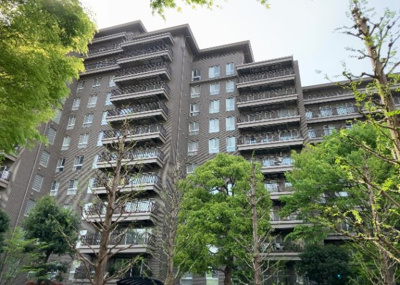 【現況写真】 | エステ・スクエア成瀬壱番館 | 外観はマンション管理がされているかの目安になります。築年数が古いと、壁面は劣化してひび割れが生じることも！建物が古びていても細かいところが修繕されていると、きちんと管理されているなぁと感じるでしょう。