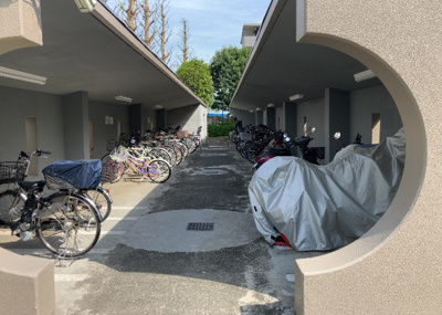 【駐車場】 | エステ・スクエア成瀬壱番館 | 車一台あたりに必要なスペースは、標準サイズの普通自動車で横幅2m50cm、長さ5mは必要になります。ただし、乗降のことも考慮して横幅3m30cm、長さ5m50cmほどは確保できるところを選びましょう。