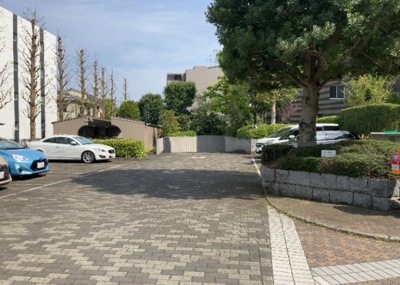 【駐車場】 | エステ・スクエア成瀬壱番館 | 駐車場と明記されていても、最小スペースでつくられた駐車場だと大型車は駐車できなかったり、出入りしにくくなったりする可能性があります。お車のサイズと購入したい物件の駐車場のサイズを現地で確認しましょう。