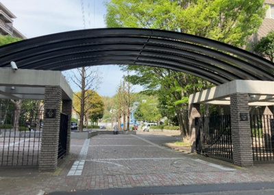 【中庭】 | エステ・スクエア成瀬壱番館 | 中庭（パティオ）とは、一つの建築物の内部に設けられた、壁などで囲われている庭のことを指します。コの字型、ロの字型が主流ですが、L字型の中庭もあります。最近では、インテリア性の高さからも人気があります。