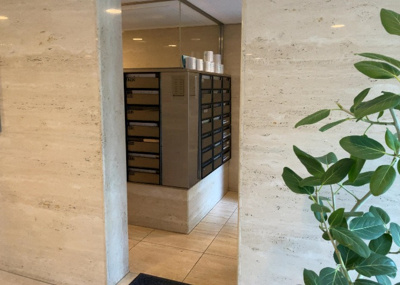 【設備】 | エステ・スクエア成瀬壱番館 | エントランス付近に設置されている集合ポストは、住んでいる部屋と離れているため、ポストをあさるなど誰かに何かされていても被害に気づきにくいです。入居する時には他人に特定されにくい番号で鍵をかけましょう！