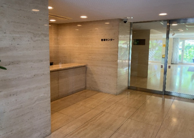 【受付】 | エステ・スクエア成瀬壱番館 | 受付はマンションコンシェルジュがいる場合もあれば、管理人が滞在する小部屋を総称して呼ぶことがあります。主にエントランスに設置されていることから、防犯面でも期待ができます。防犯設備がない場合はより安心！