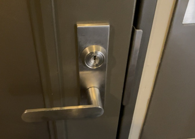 【防犯設備】 | エステ・スクエア成瀬壱番館 | 当然のことではありますが、オートロックやセンサーライト、ホームセキュリティーなどの防犯設備があれば、小さいお子様がいるご家庭も安心ですよね！まず物件購入の際は、防犯設備もチェックするようにしましょう。