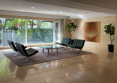 【ロビー】 | エステ・スクエア成瀬壱番館 | ラウンジは、マンションの共用スペースに椅子やテーブルなどを配置した利用者が寛げる空間です。屋内型ラウンジと屋外型ラウンジがあります。共用部分の管理状況と合わせて、詳細については現地でご確認ください。