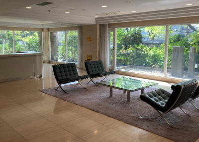 【ロビー】 | エステ・スクエア成瀬壱番館 | ロビーというと、エントランスと何がちがうの？と思いますよね。実はロビーとエントランスには明確な決まりはありません。物件によっては、エントランスを入って広がるある程度の広さのある空間がロビーとなります。