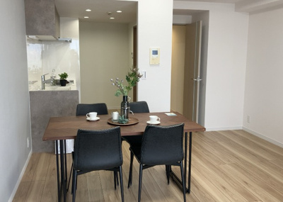 【ダイニング】 | エステ・スクエア成瀬壱番館 | ダイニングは、食事や家族の団らんスペースとしてだけではなく、ほかの用途としても使用することができます。ダイニングテーブルを置き、食事のためのスペースを作ることでリビングとの差別化を図ることができます。