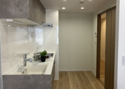 【キッチン】 | エステ・スクエア成瀬壱番館 | L型アイランドタイプは、キッチンからダイニングにもリビングにも目が行き届くので、とても使いやすい配置です。L字型独立タイプは、キッチンを独立させてるためLDKというよりもLDといった様なイメージです。