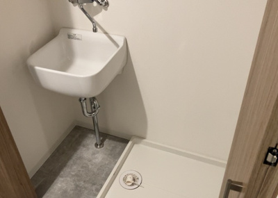 【ランドリースペース】 | エステ・スクエア成瀬壱番館 | ランドリースペースも気になります。洗濯機置場があり「洗う、干す、取り込む、アイロンがけ、たたむ」など、洗濯に関する家事をするための空間です。広さや収納など付帯設備も含めて、詳細は現地でご確認ください。