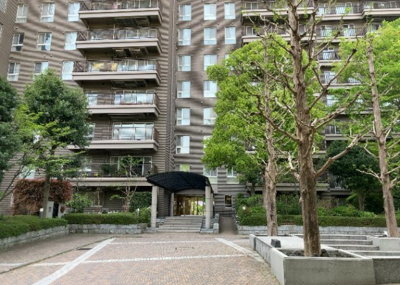 【構造・工法・仕様】 | エステ・スクエア成瀬壱番館 | ＲＣ造、Reinforced Concreteは直訳すると補強されたコンクリートです。主に柱や梁・床・壁が鉄筋とコンクリートで構成おり、鉄筋を組んだ型枠にコンクリートを流し込んで固めたものを指します。