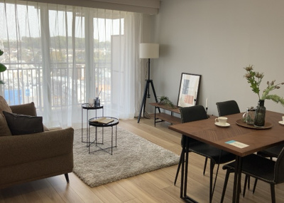 【居間・リビング】 | エステ・スクエア成瀬壱番館 | 直線タイプはLとDKを一直線に並べた形で対面キッチンのタイプです。一般的なのでよく見かけるかもしれません。直線タイプに似た直接アイランドタイプは、キッチンとダイニングの間に壁がない分広く感じられます。