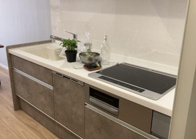 【キッチン】 | エステ・スクエア成瀬壱番館 | 標準的なシステムキッチンの横幅は、165cm～300cm程度です。2100・2400・2550・2700などミリ単位で表記されます。普段どのように料理をするのかを想定しながら合ったサイズを選びましょう