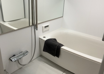 【浴室】 | エステ・スクエア成瀬壱番館 | 入浴時の快適さも大事なことですが、綺麗な状態を維持できなければ気持ちよく入浴できません。毎日の掃除が楽という点は大事なポイントになります！カビが生えにくく掃除がしやすい、壁や浴槽を選ぶといいでしょう。