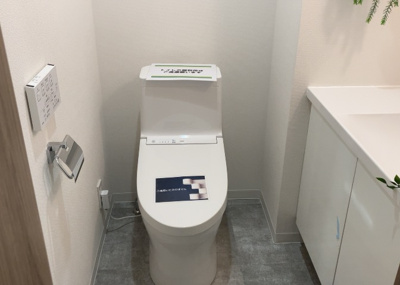 【トイレ】 | エステ・スクエア成瀬壱番館 | トイレは大きさや形、機能、抗菌性などが異なる多種多彩なタイプが各メーカーから出ています。それぞれに良さがあるため、事前にどういったタイプのトイレがいいのかをご家庭内で決めて、内見に行くといいでしょう。