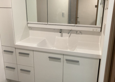 【独立洗面台】 | エステ・スクエア成瀬壱番館 | 洗面化粧台では顔を洗ったり、身だしなみを整えることが本来の使い方ですが、用途によっては洗面化粧台に求められる機能が違ってくるため、ご自身や家族のライフスタイルに合ったものを選ぶことをおすすめ致します。