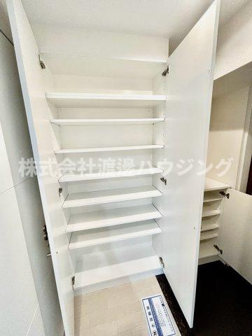 フローレンス江坂の収納|天井高シューズBOX