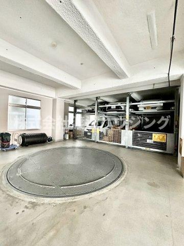 フローレンス江坂の駐車場