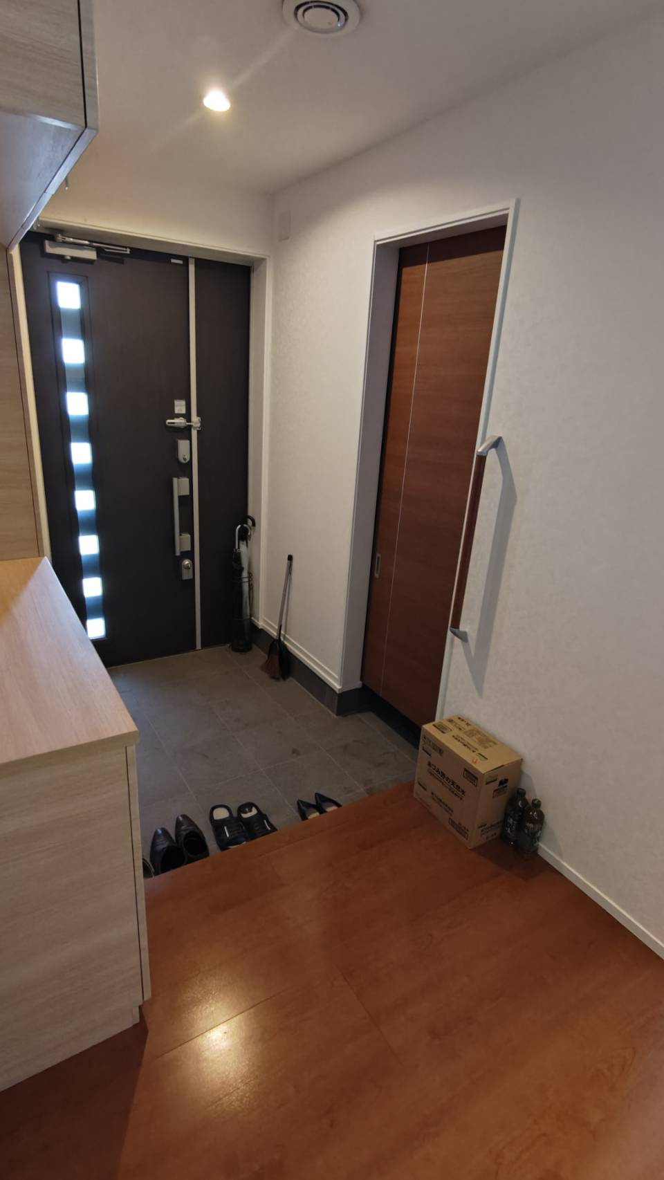 東中野戸建貸家のロビー|大型玄関収納のほかにもシューズクロークもあります！