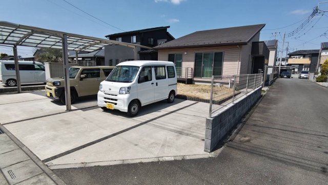 東中野戸建貸家の駐車場|駐車場３台以上！屋根付カーポートで雨の日の乗り降りも楽です！