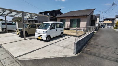【駐車場】 | 東中野戸建貸家 | 駐車場３台以上！屋根付カーポートで雨の日の乗り降りも楽です！