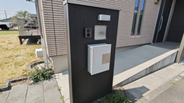 東中野戸建貸家のエントランス|玄関までスロープになっているお洒落なエントランスです