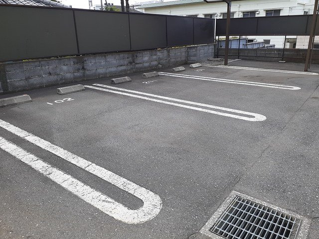 プチ・ヴィラ－ジュの駐車場