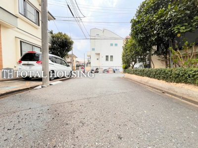 【前面道路含む現地写真】 | 三鷹市中原４丁目　中古戸建　全1棟