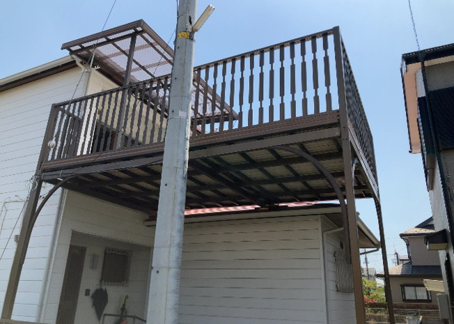 【バルコニー】 | バルコニーは、室外の専用スペースのうち、「屋根がなく開放された空間」であるものを指します。ベランダより広いタイプのものが多く、日当たりもよいため家庭菜園などを楽しみたい人にとって適した環境となります。