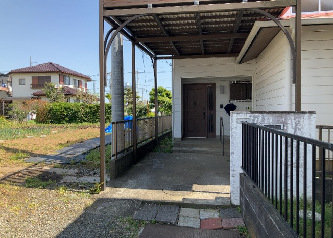 【前面道路含む現地写真】 | 東側道路の場合は居室を南向きに設計しやすいため、朝日が入りやすいというメリットがあります。一方、西側道路も東側同様に居室を南向きに設計しやすいのですが、住宅地だと朝日が入りにくいという弱点があります。