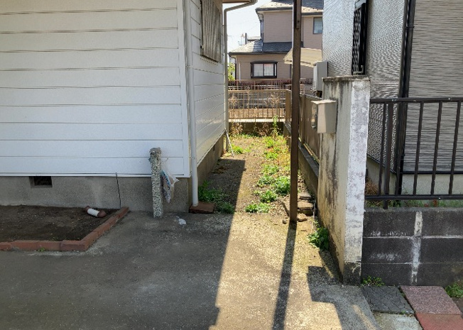 【庭】 | 庭のある家に住むことのメリットとして、子どもたちの遊び場を確保できること、ガーデニングや家庭菜園を楽しめること、明るさを確保できることがあります。また、配置を工夫することでプライバシーが確保できます。