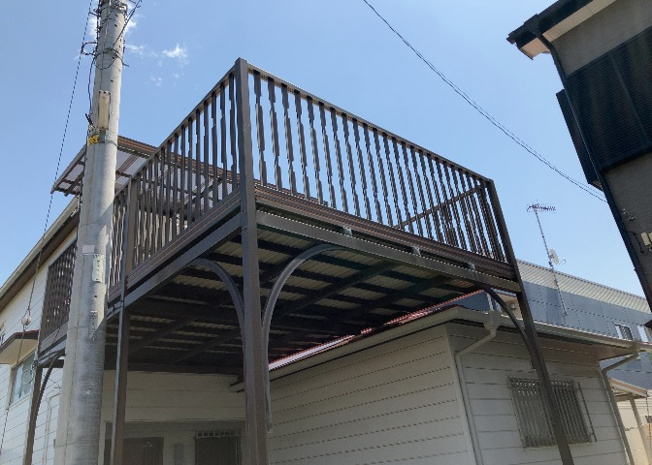 【バルコニー】 | バルコニーは、建物内から室外へ楽に出入りできる便利なスペースです。また、バルコニーには手すりを付けることが義務付けられており、手すりの高さは110cm以上で施工することが建築基準法で定められています。