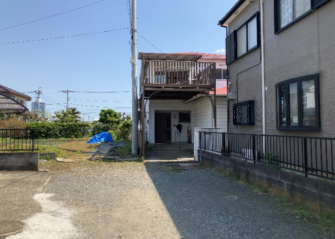 【前面道路含む現地写真】 | 住宅用の土地では前面道路に2m以上接していなければならないと法律で定められています。しかし、お持ちの車のサイズやライフスタイルなどにより、2mでは利便が悪い場合もございますので、事前に確認しましょう。
