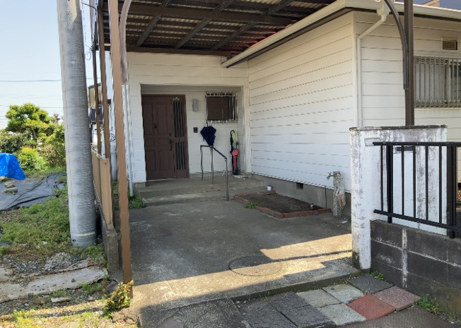 【駐車場】 | 駐車場と明記されていても、最小スペースでつくられた駐車場だと大型車は駐車できなかったり、出入りしにくくなったりする可能性があります。お車のサイズと購入したい物件の駐車場のサイズを現地で確認しましょう。
