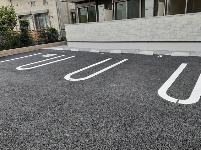 フローズ２１’の駐車場