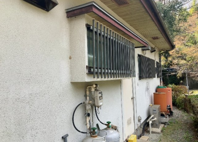 【構造・工法・仕様】 | 木造住宅とは土台、壁、柱など建築物の強度を支える構造体の材に木が使用されている構造を指します。構造体は建物の自重を支えるだけではなく風圧や水圧、積裁荷重などあらゆる衝撃に耐えるための基礎です。