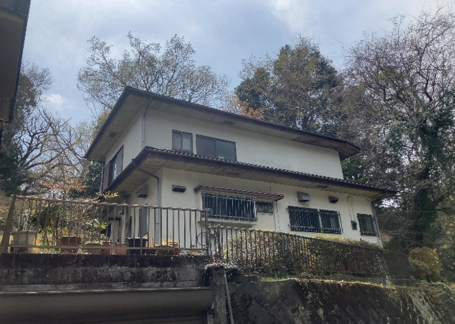 【外観】 | 隣家の土地はどうなっているのか、生活利便施設が近くにあるのか、学校まで近いかなど、お客様のライフスタイルにあわせたイメージが重要です。また、近くにあると困る施設が近くにないかも確認するといいでしょう。