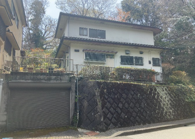 【外観】 | 現地に行くなら、物件の周囲の地形がどうなっているかを見ることも大切です。周辺より低くなっている土地では、大雨などで水が集まりやすいため、地盤が弱くなっているということも考えられるため、注意が必要です。