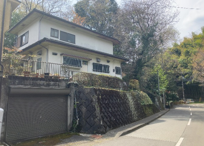 【前面道路含む現地写真】 | 南側道路の場合は長い時間光を入れ込むことができるため、庭やリビングを道路側に持ってくることが多く土地価格も高い傾向にあります。一方北側道路だとリビングや庭が南側になりプライバシーを守ることができます。