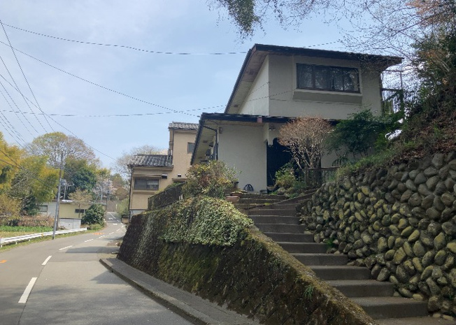 【前面道路含む現地写真】 | 東側道路の場合は居室を南向きに設計しやすいため、朝日が入りやすいというメリットがあります。一方、西側道路も東側同様に居室を南向きに設計しやすいのですが、住宅地だと朝日が入りにくいという弱点があります。