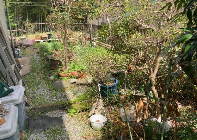 【庭】 | 庭のある家に住むことのメリットとして、子どもたちの遊び場を確保できること、ガーデニングや家庭菜園を楽しめること、明るさを確保できることがあります。また、配置を工夫することでプライバシーが確保できます。