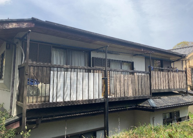 【バルコニー】 | バルコニーは、建物内から室外へ楽に出入りできる便利なスペースです。また、バルコニーには手すりを付けることが義務付けられており、手すりの高さは110cm以上で施工することが建築基準法で定められています。