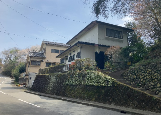 【前面道路含む現地写真】 | 住宅用の土地では前面道路に2m以上接していなければならないと法律で定められています。しかし、お持ちの車のサイズやライフスタイルなどにより、2mでは利便が悪い場合もございますので、事前に確認しましょう。