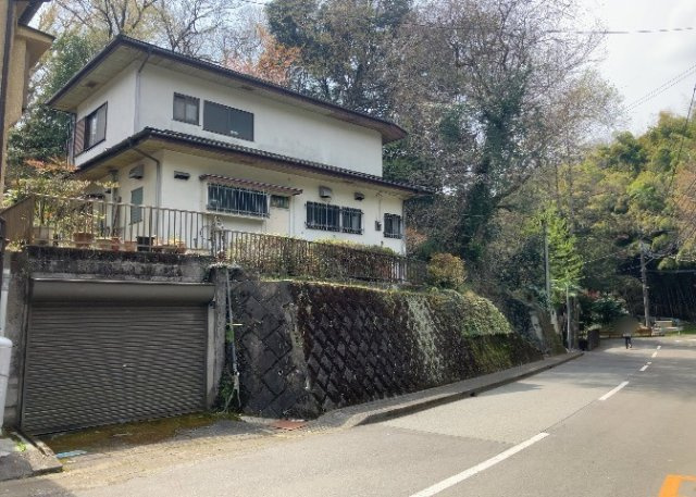 【前面道路含む現地写真】 | 道幅が広い場所は日当たりや風通が良好です。幅が広いのですれ違いも可能ですし大きな車でも駐車可能！一方で、大型車が通ることも多くなるため交通量の増加により騒音に繋がります。また土地の値段が高くなります。