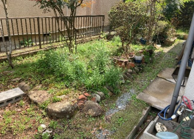 【庭】 | 庭があることでガーデニングや家庭菜園はもちろん、こどもの遊び場やペットを放して遊ぶことができます。また、家の周囲に余裕があるということです。隣地との間があれば、十分な日当たりと、風通しが確保できます。