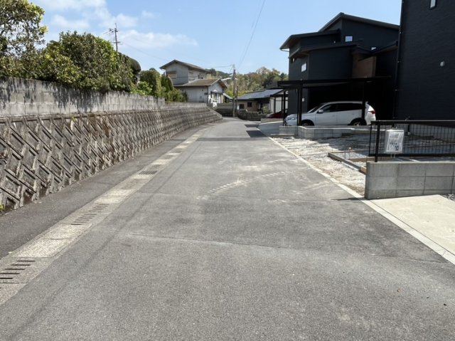 【前面道路含む現地写真】