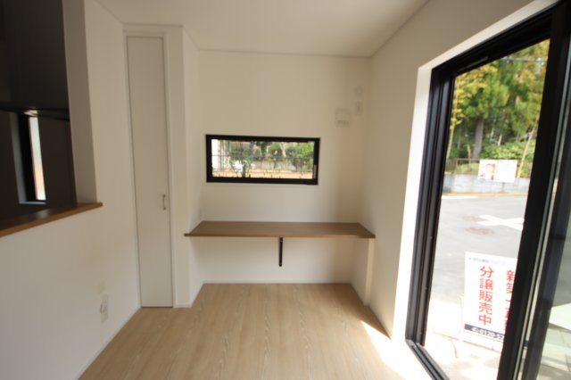 《仲介手数料無料》緑区芝原２丁目16-15(B号棟)新築一戸建ての居間・リビング|撮影日 2024年4月13日 13:00 晴れ