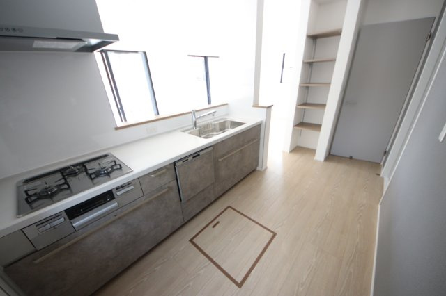 《仲介手数料無料》緑区芝原２丁目16-15(B号棟)新築一戸建てのキッチン|撮影日 2024年4月13日 13:00 晴れ